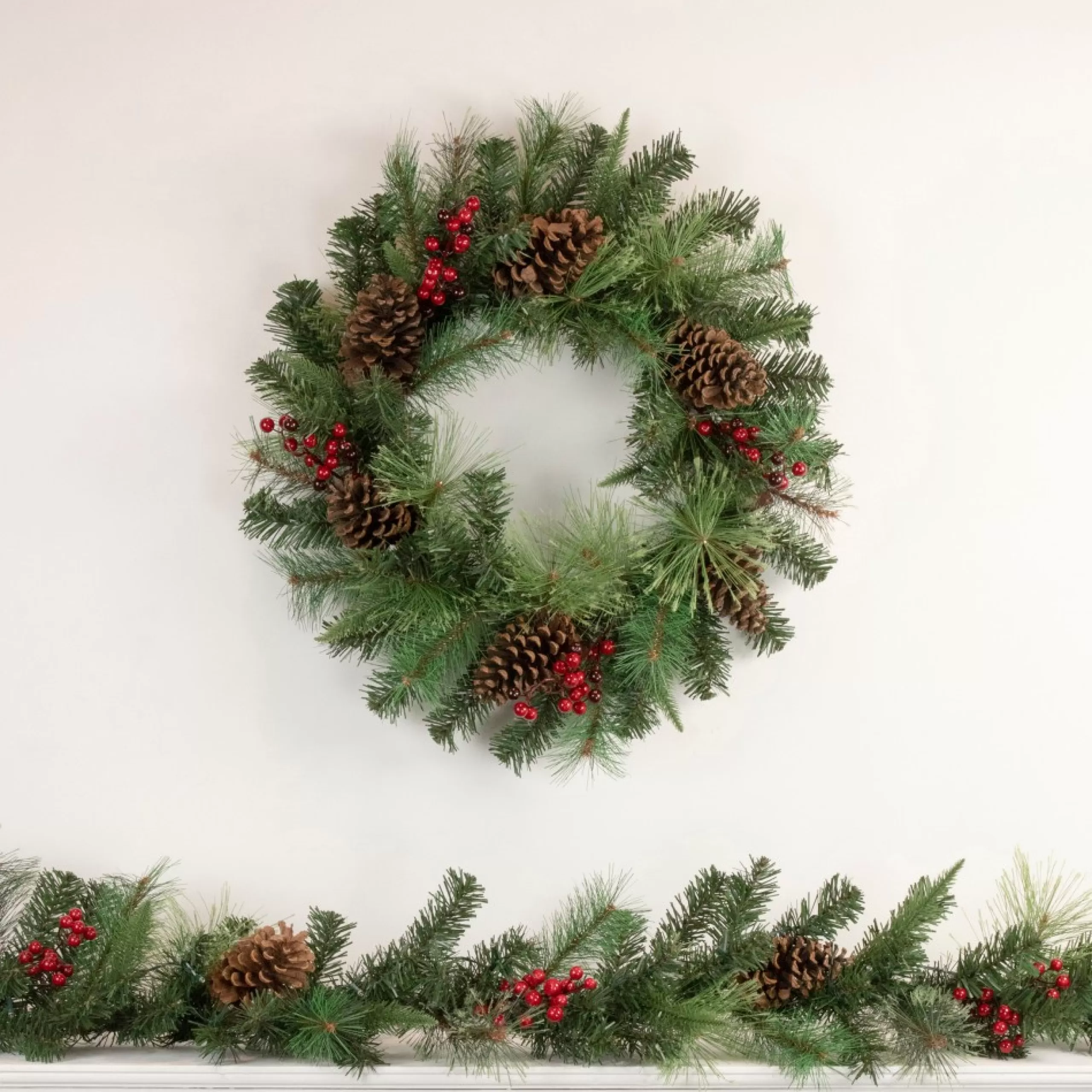 Specialty Wreaths*Northlight 24" Pre-Lit Artificial Mixed Pine And Berries Christmas Wreath