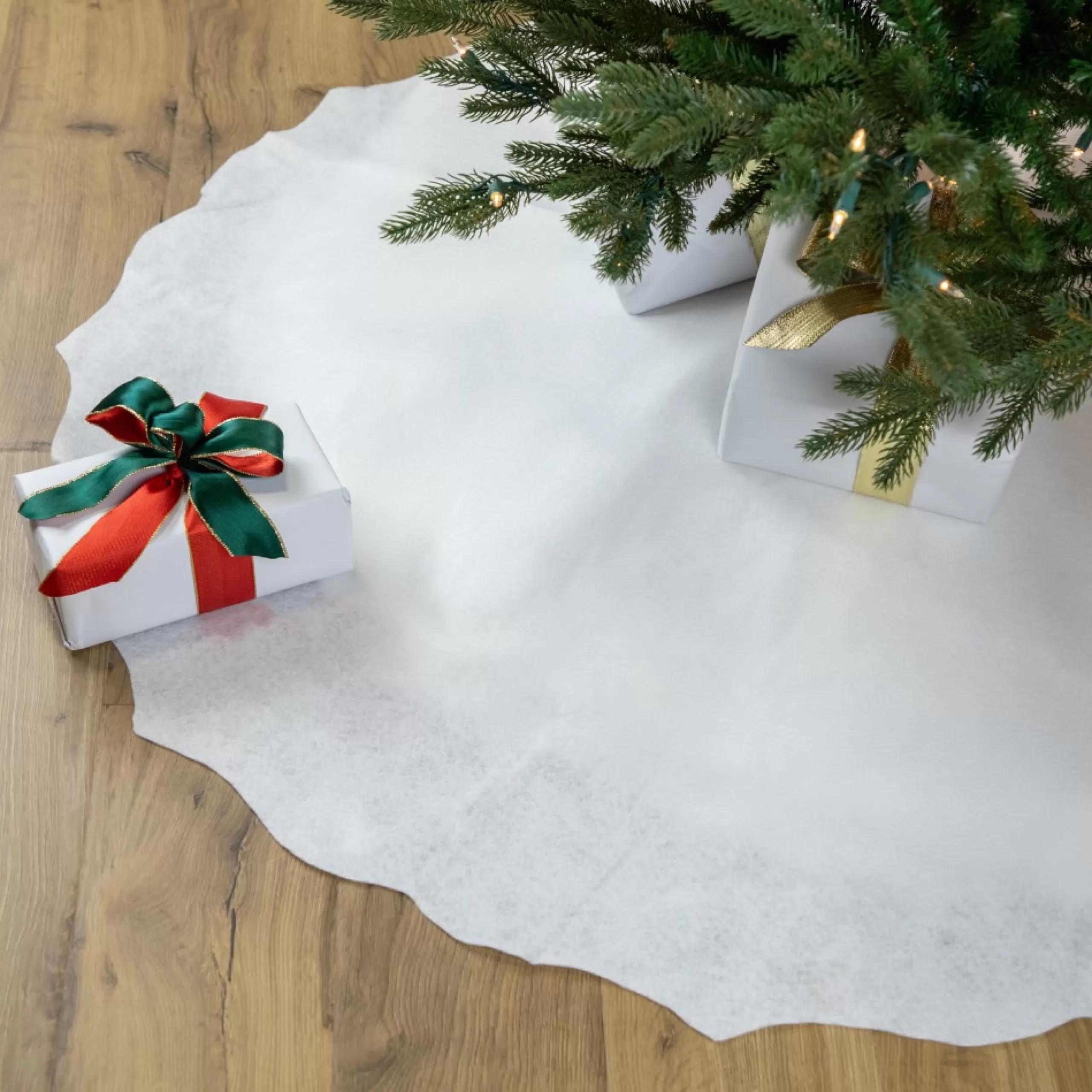 48 Inch And Smaller*Northlight 38" White Scalloped Edge Christmas Tree Skirt