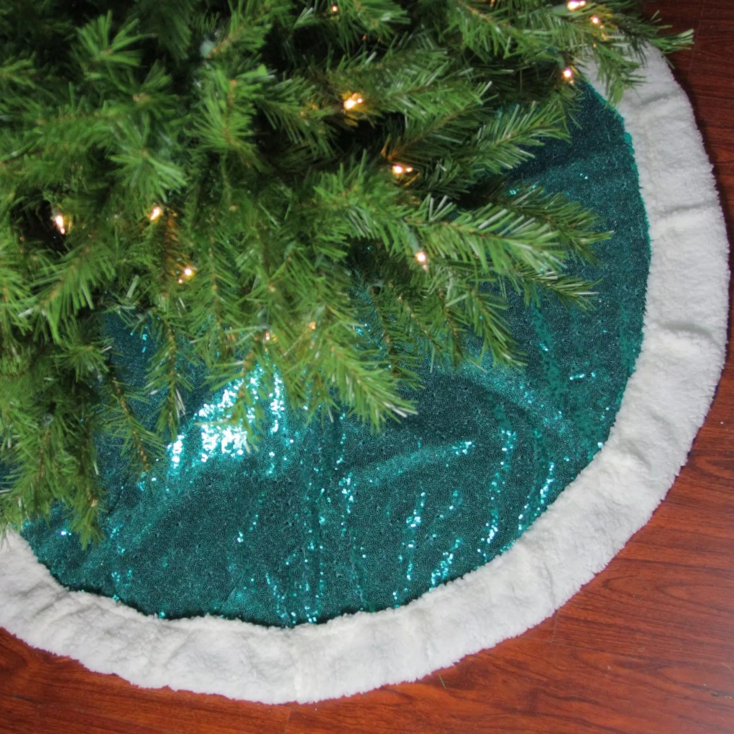 48 Inch And Smaller*Northlight 47" Green And White Paillette Sequins Christmas Tree Skirt