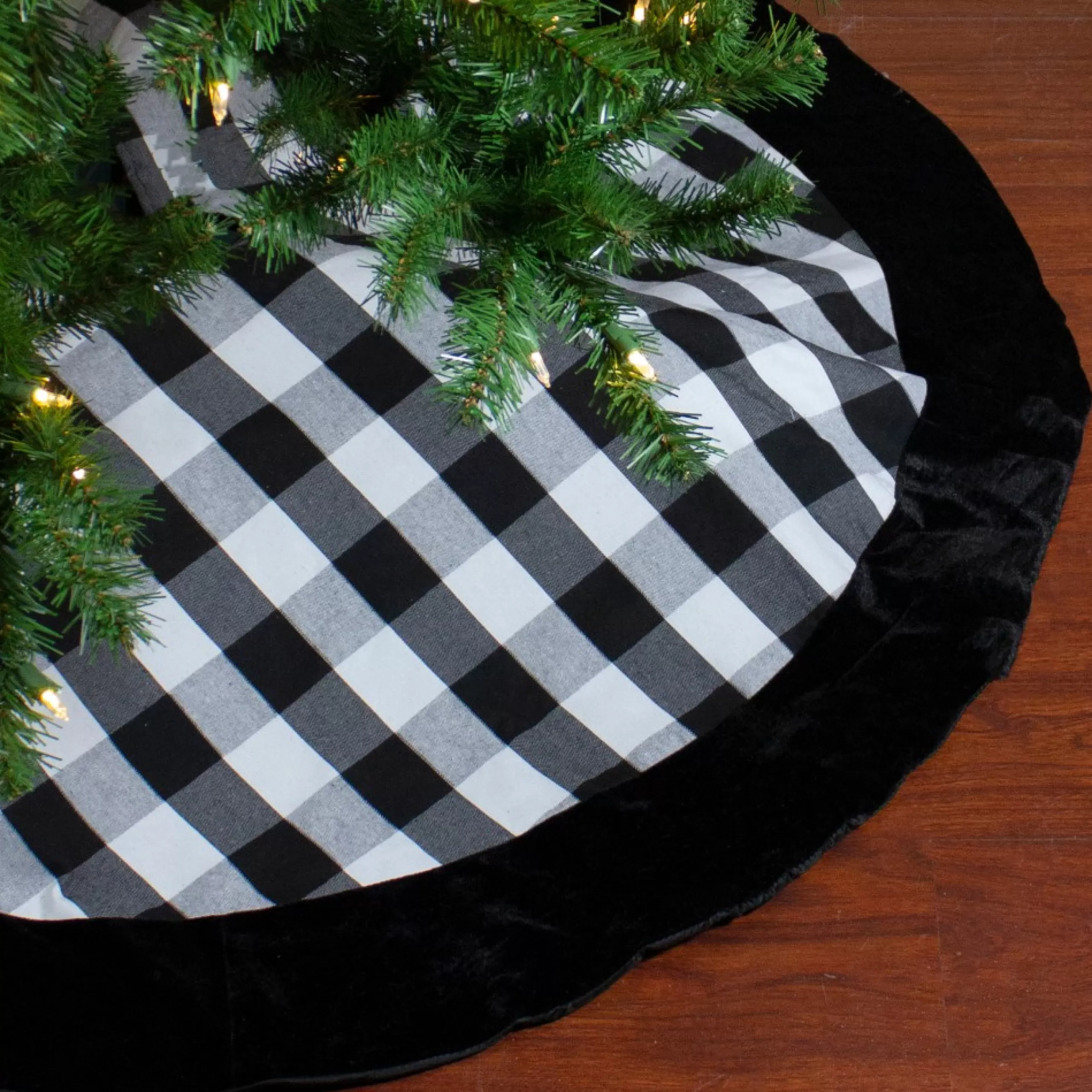 48 Inch And Smaller*Dyno 48" Black And White Plaid Round Christmas Tree Skirt