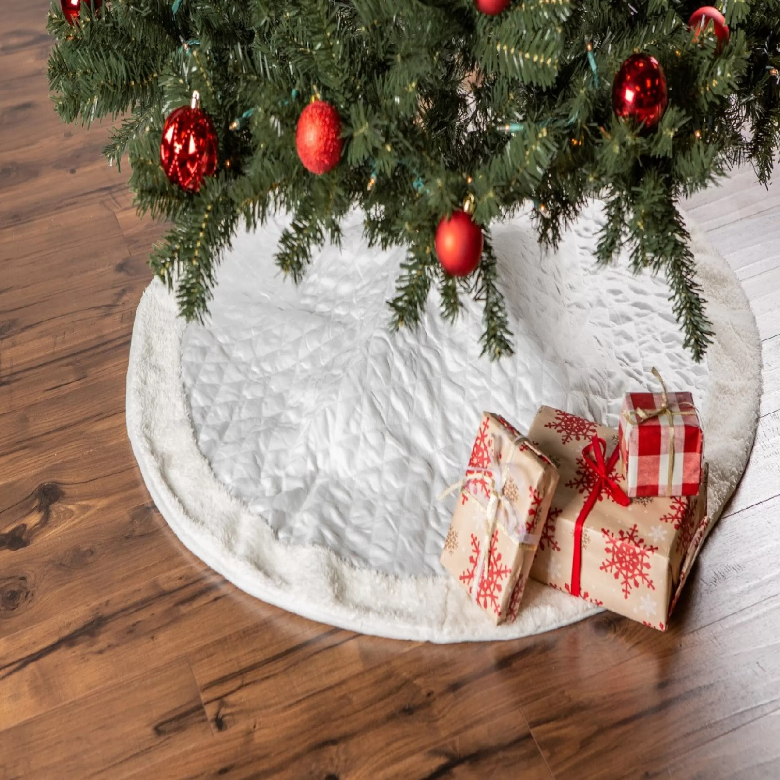 48 Inch And Smaller*Contemporary Home Living 48" Cream White Diamond Quilted Round Holiday Tree Skirt