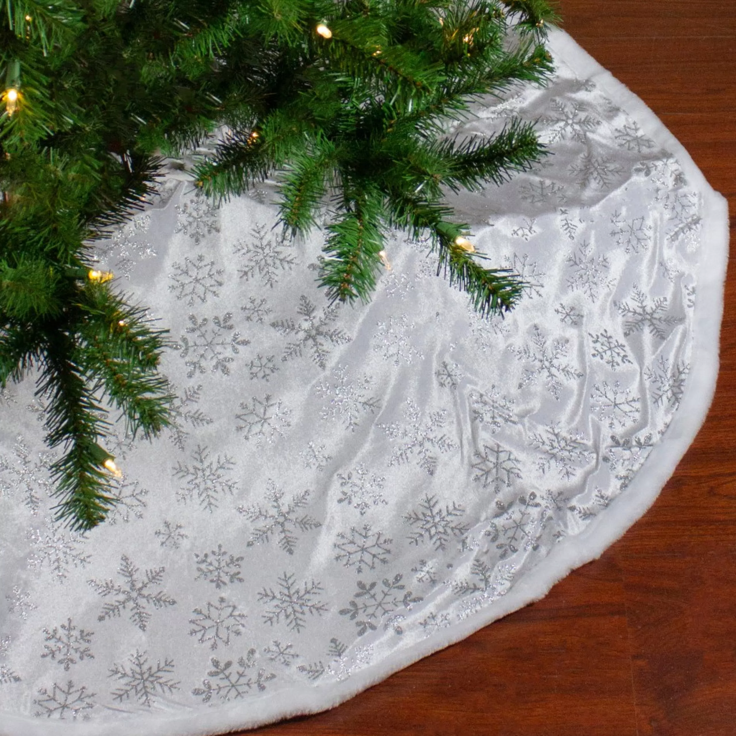 48 Inch And Smaller*Northlight 48" Silver And White Snowflakes Christmas Tree Skirt