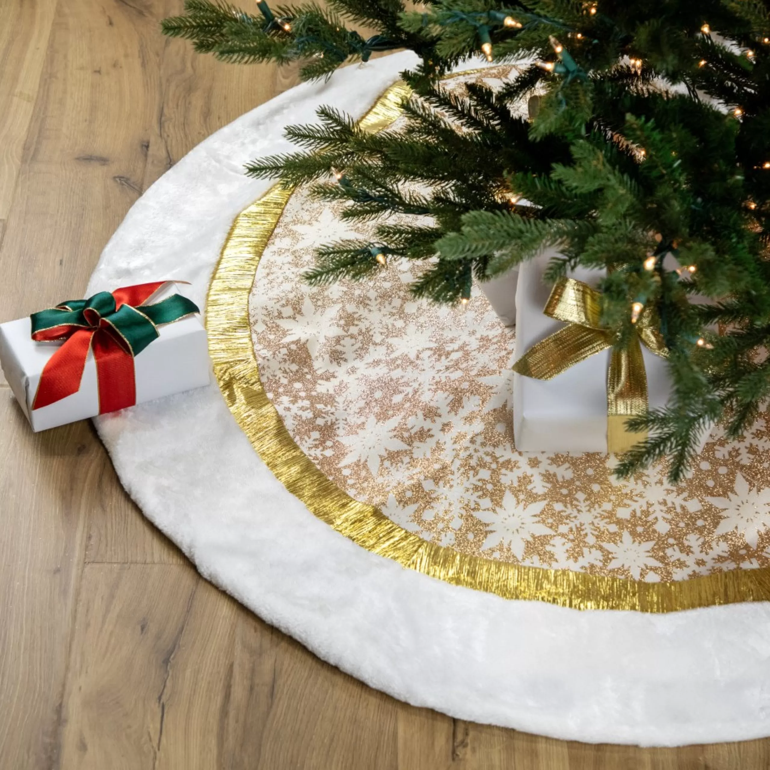 48 Inch And Smaller*Northlight 48" White And Gold Snowflake Christmas Tree Skirt