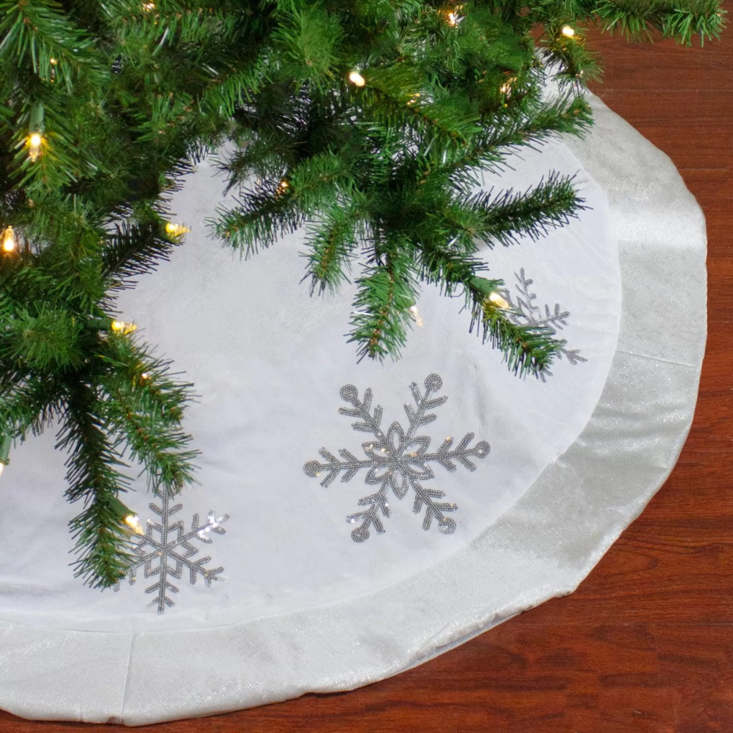 48 Inch And Smaller*Northlight 48" White And Silver Embroidered Sequin Snowflakes Tree Skirt