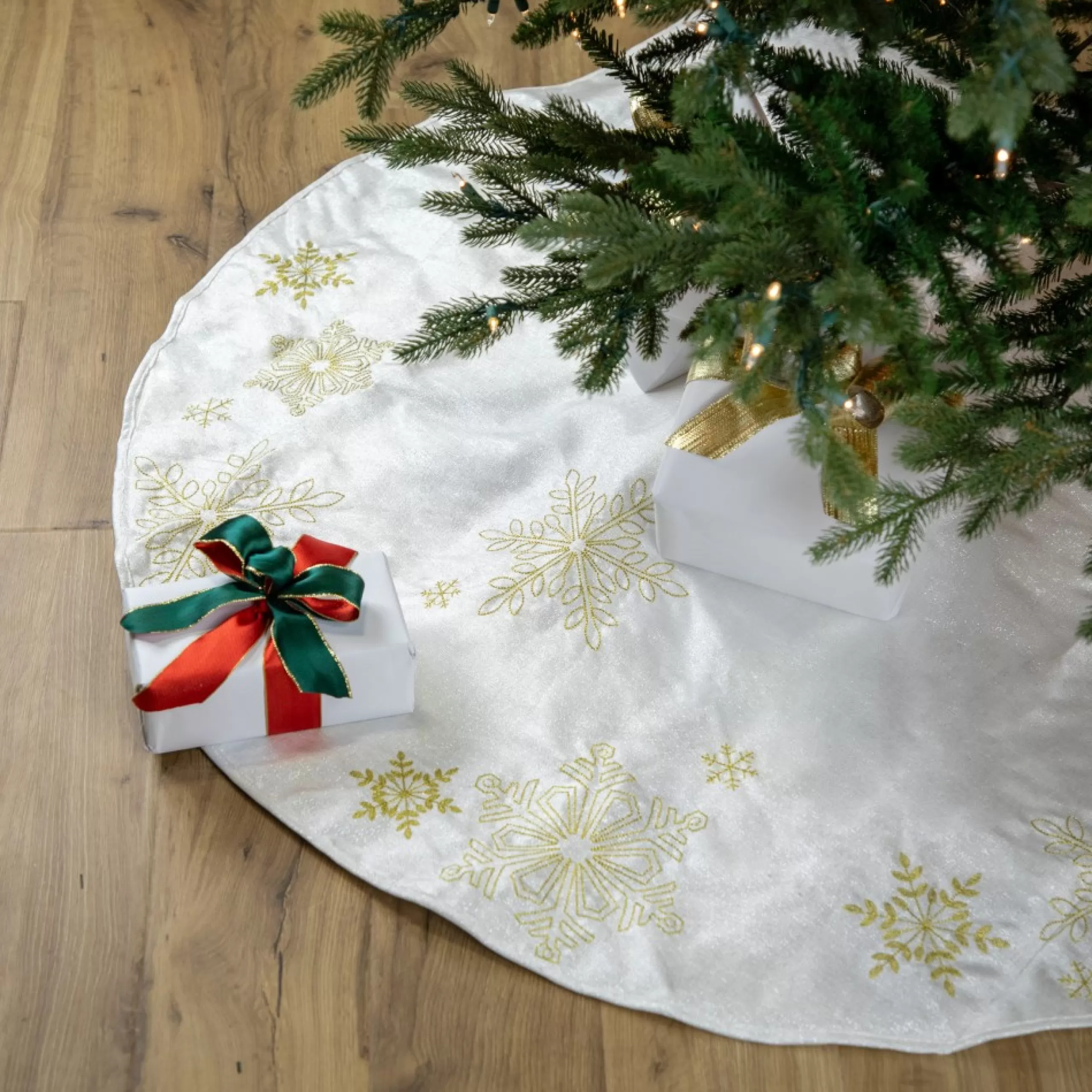 48 Inch And Smaller*Northlight 48" White With Gold Embroidered Snowflakes Christmas Tree Skirt