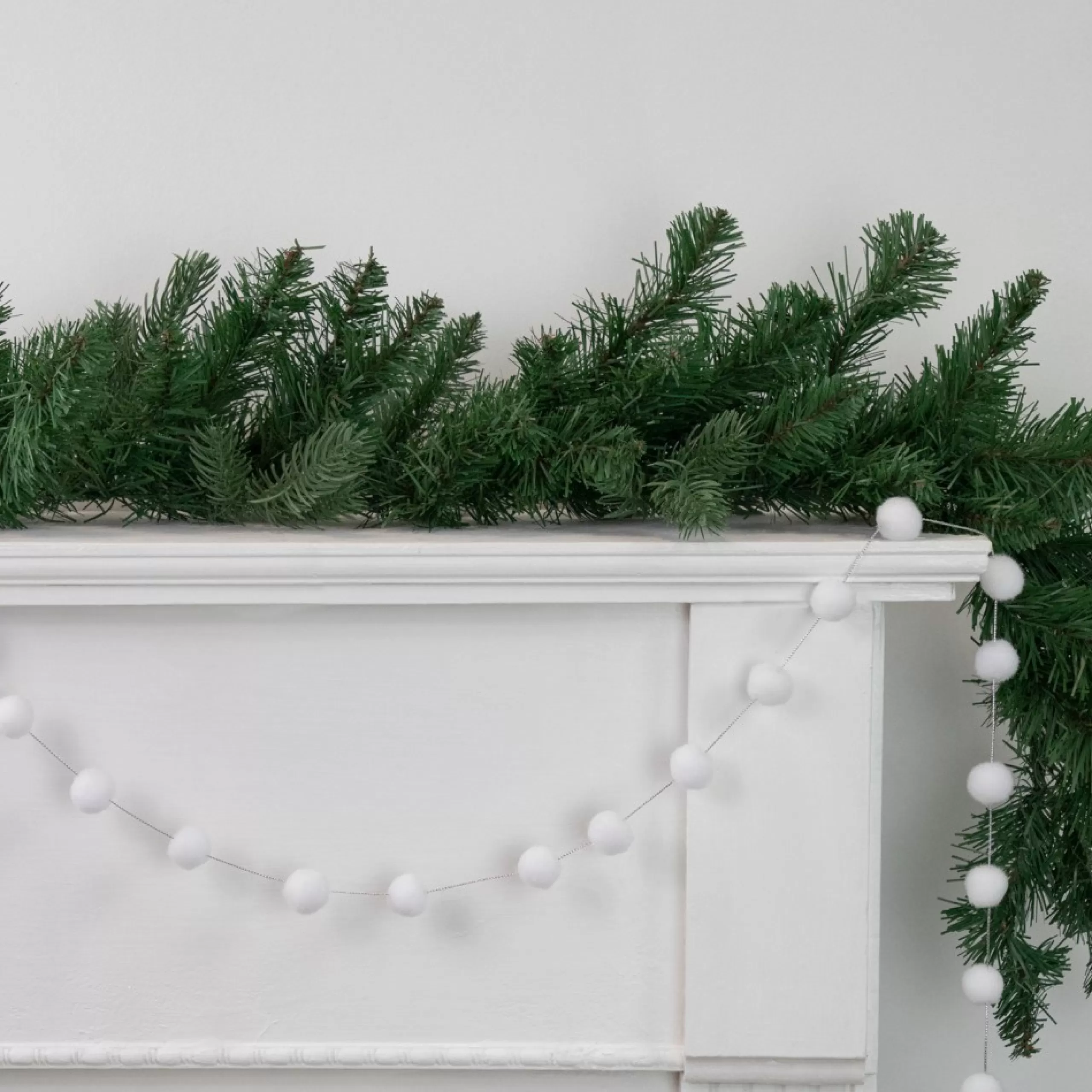 Specialty Garland*Northlight 9' White Plush Snowball Christmas Garland